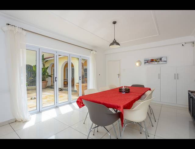 9 BEDROOM HOUSE TO LET IN CONSTANTIA